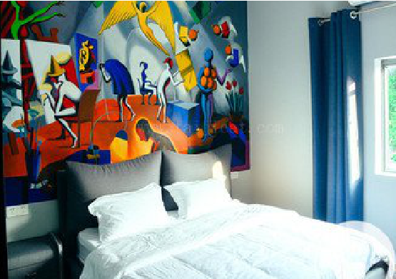 弥勒对于酒店的墙体彩绘而言更注重哪些方面？